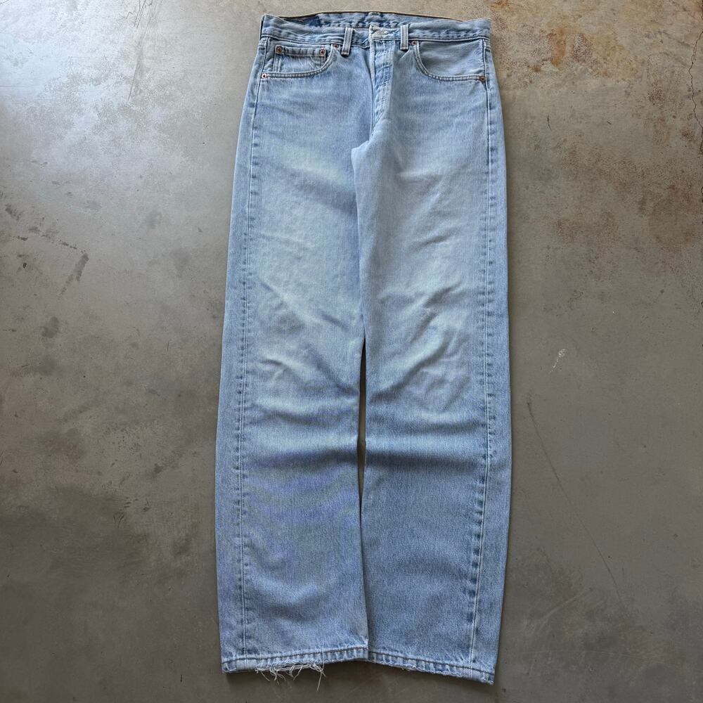 Vintage 90’s Levi’s 501 Straight Leg Classic Blue Jeans Size 31x32 Made in USA
